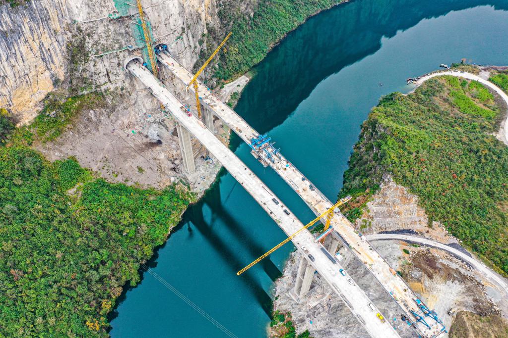 絕壁出蛟龍&mdash;&mdash;渝湘復線(xiàn)高速阿蓬江大橋即將全橋合龍