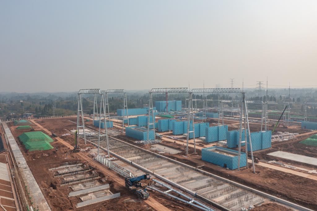 重慶首個(gè)特高壓變電站1000千伏構架吊裝順利完成