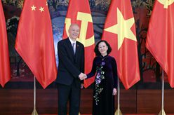 蔡奇同越共中央政治局委員、中央書(shū)記處常務(wù)書(shū)記張氏梅舉行會(huì )談