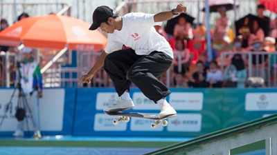 他拿冠軍獎金，蓋了一座頂配專(zhuān)業(yè)滑板場(chǎng)