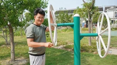 那個(gè)救人的殘疾小伙站上了省殘運會(huì )領(lǐng)獎臺