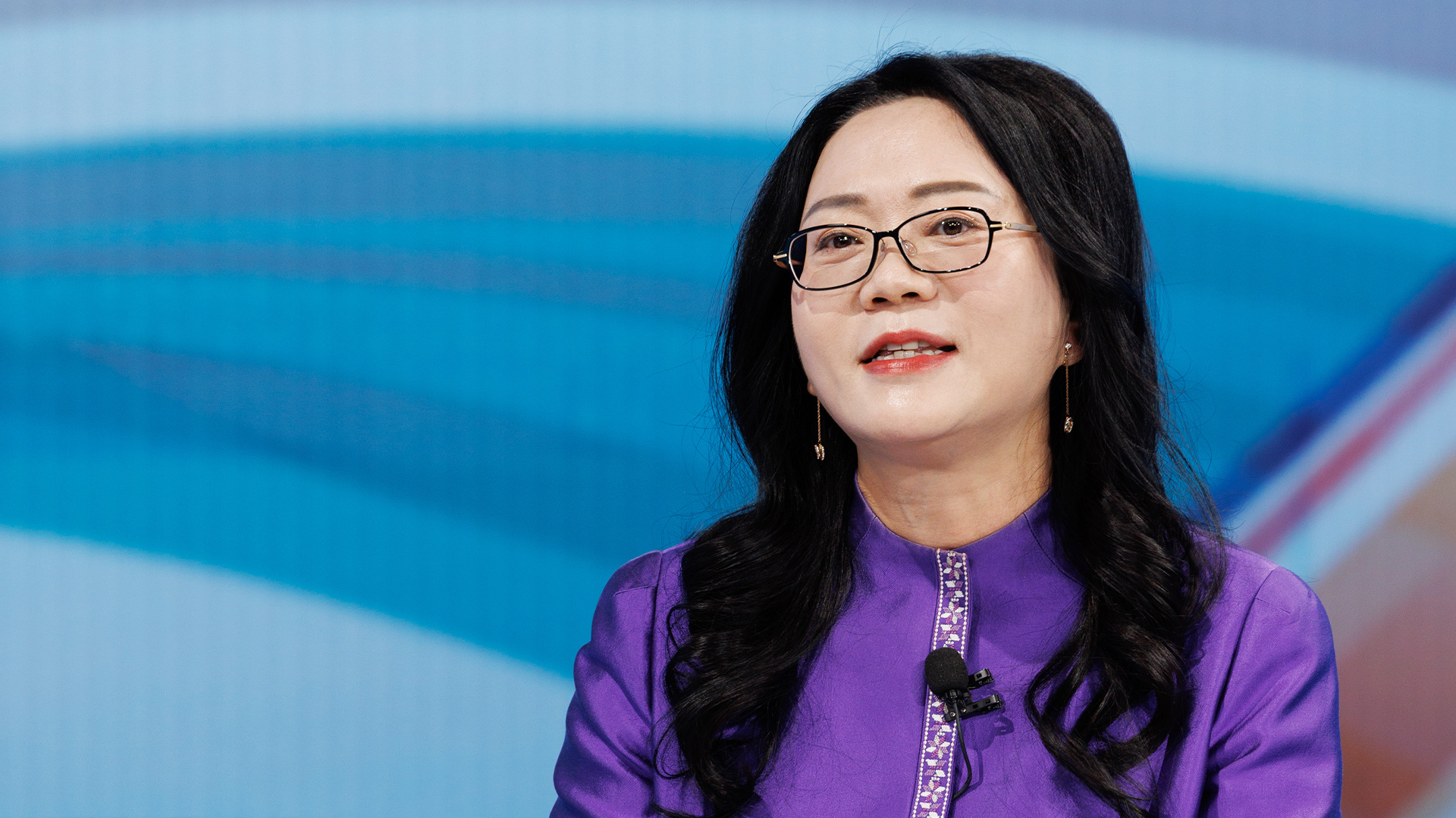 通過(guò)實(shí)施積極的宏觀(guān)政策，為企業(yè)注入了“穩定劑”