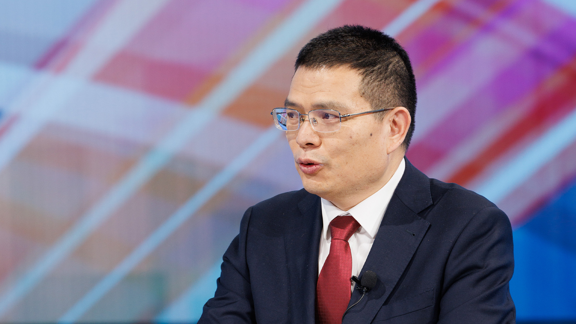 堅持創(chuàng  )新驅動(dòng)，加緊培育壯大新動(dòng)能