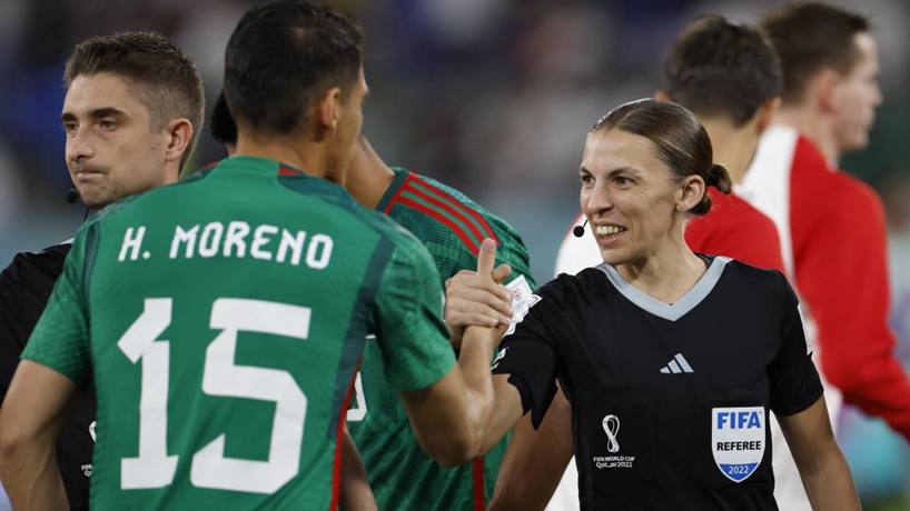 世界杯賽場(chǎng)上的女裁判，因為出色，所以上場(chǎng)！