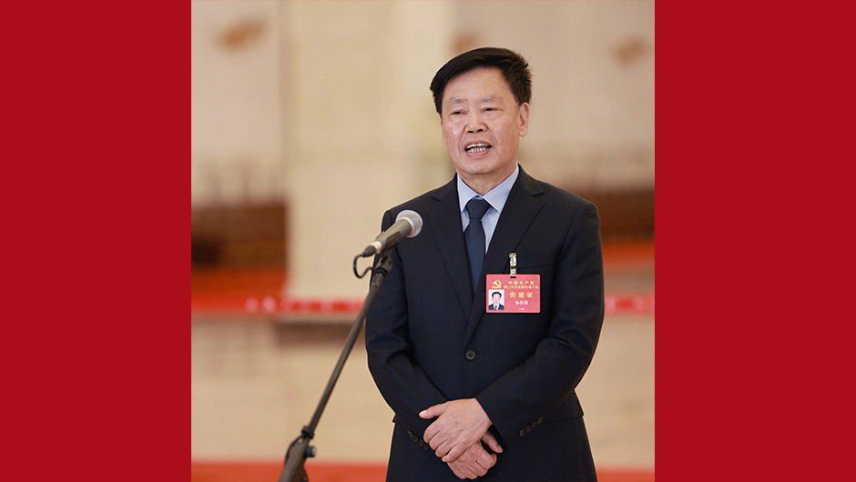 朱有勇代表接受采訪(fǎng)