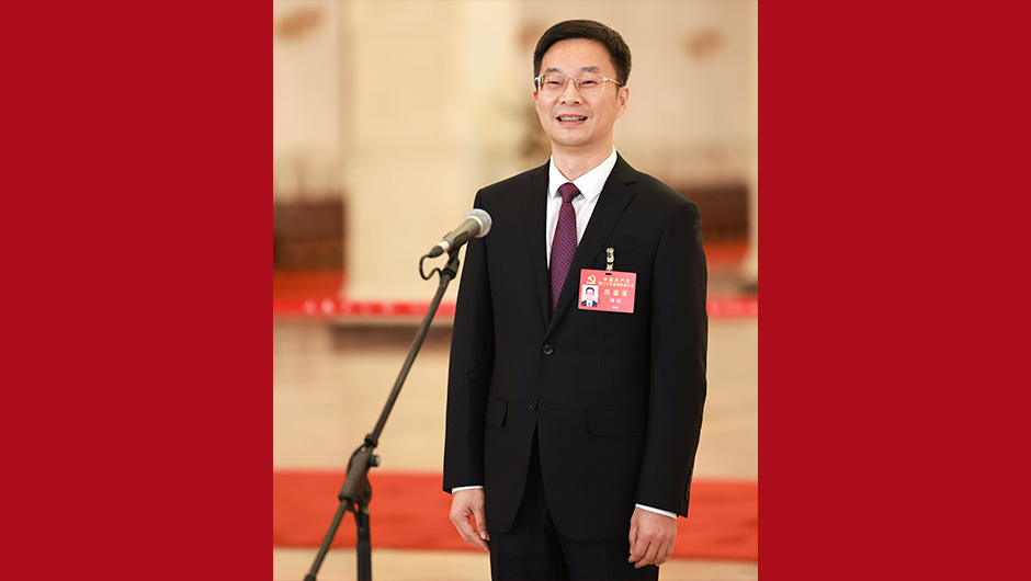 周偉代表接受采訪(fǎng)