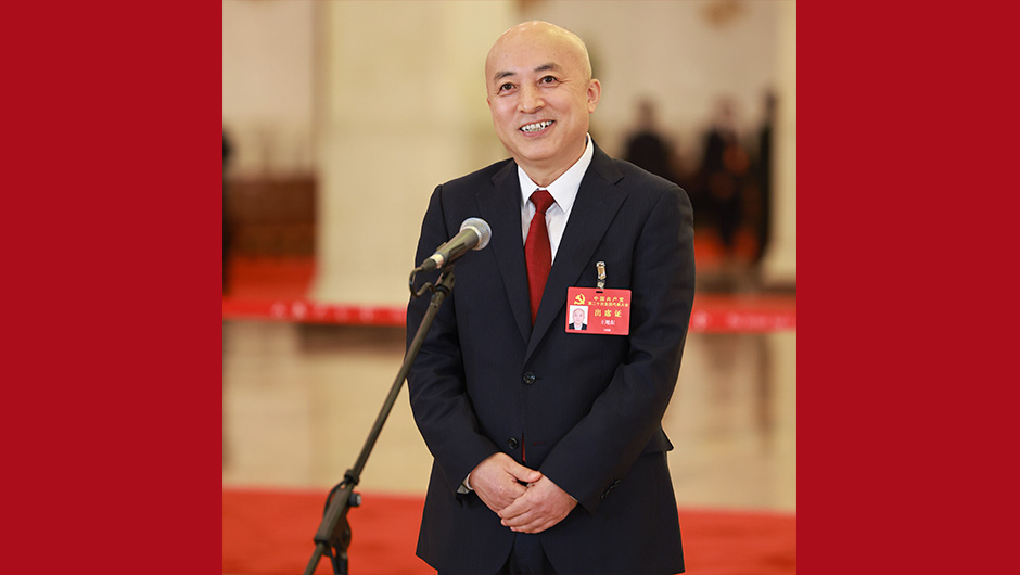 王旭東代表接受采訪(fǎng)