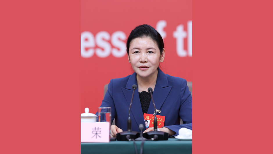 賀榮在記者招待會(huì )上