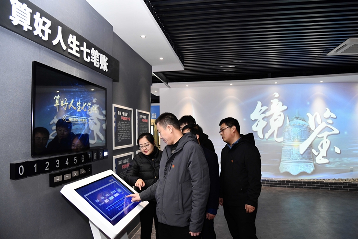 新華社評論員：時(shí)刻保持解決大黨獨有難題的清醒和堅定