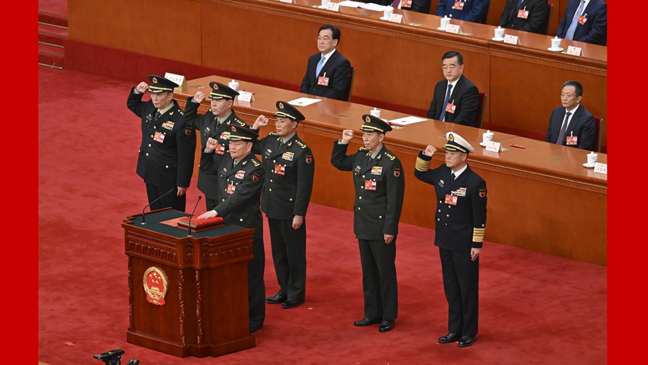 中央軍事委員會(huì )副主席、委員進(jìn)行憲法宣誓