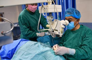 西藏：&ldquo;光明行動(dòng)&rdquo;讓白內障患者重見(jiàn)光明