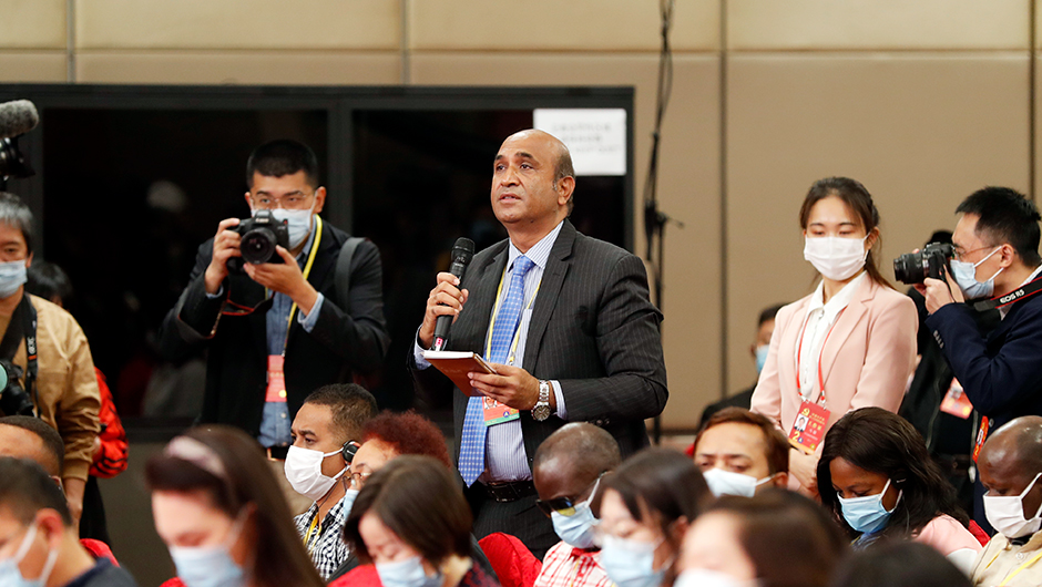 巴通社記者提問(wèn)