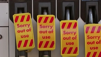 英政府派軍人運油 多地&ldquo;油荒&rdquo;仍持續