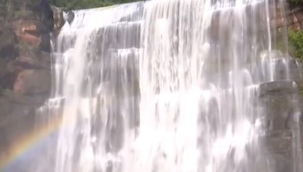 貴州：國慶假期&middot;出游&mdash;&mdash;赤水大瀑布彩虹飛掛 展現&ldquo;巔峰顏值&rdquo;