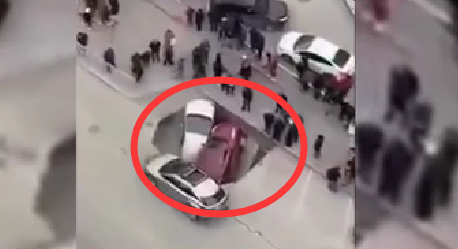 恐怖！俄街道塌陷 兩輛汽車(chē)掉入熱水中