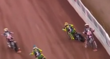 驚險！英國摩托車(chē)賽車(chē)手超車(chē)時(shí)撞向護欄